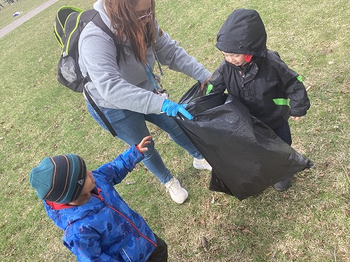 children putting litre into the garbage bag